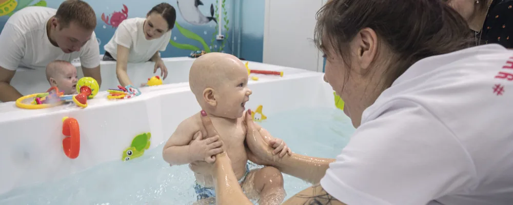 Адаптация малыша к воде и занятиям в бассейне