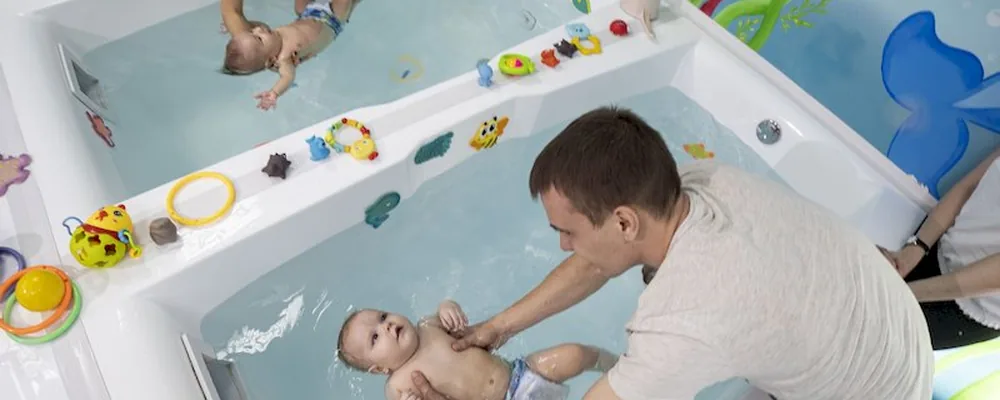 Плюсы грудничкового плавания с родителями