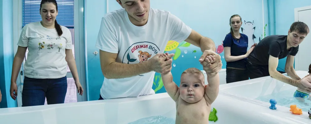 Занятия детским плаванием с тренером