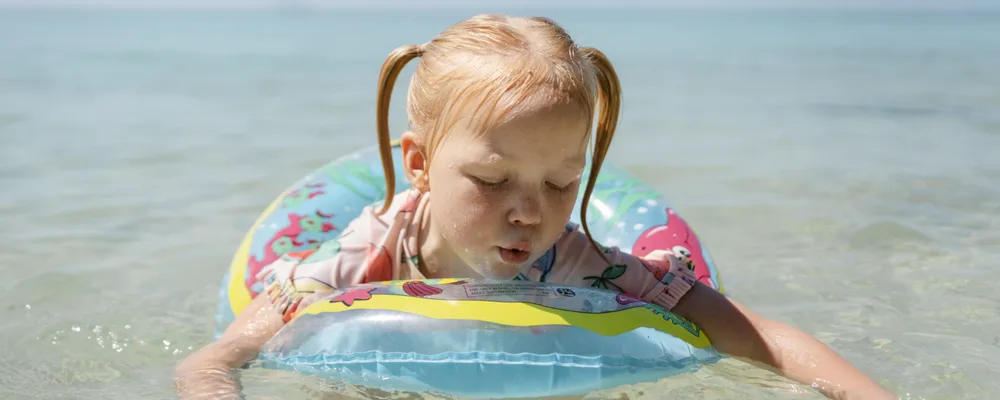 Родители рядом с ребёнком в воде: внимание и присмотр