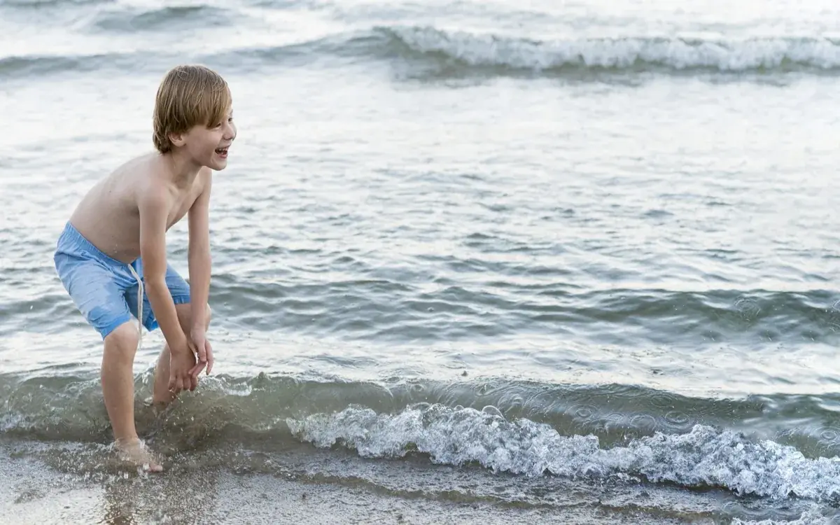 Безопасность ребёнка на воде и около неё