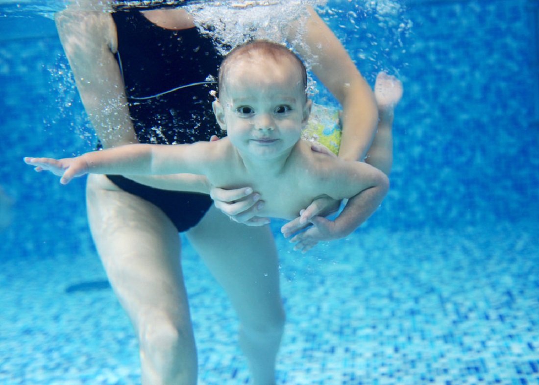 Грудничковое плавание с родителями – основные плюсы
