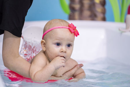 Малыш пьет воду из ванной на занятиях: стоит ли паниковать